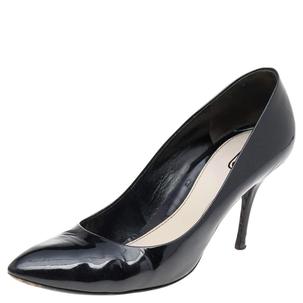 The House of Gucci is back with another marvelous creation! These pumps are made from black patent leather on the exterior and feature subtly pointed toes, a chic silhouette, and pointy heels. Look glamorous as you wear these Gucci pumps with your