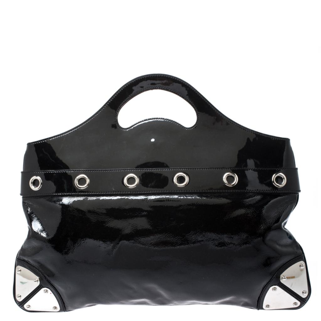 Made of superior quality, this Gucci bag delivers style and luxury. Relaxing and easy to carry, this patent leather bag is simply a must-have for your closet. It comes in a classic shade of black and features ane exterior adorned with a buckled