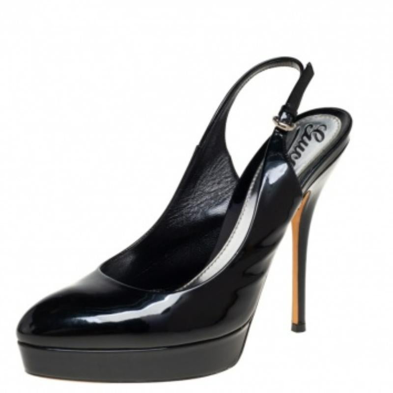 Diese schwarzen Lackleder-Sandalen haben ein minimalistisches und dennoch schickes Design, das sich mühelos mit jedem Outfit kombinieren lässt. Sie sind mit Slingbacks mit Schnallen und hohen Stilettoabsätzen ausgestattet. Diese Sandalen mit