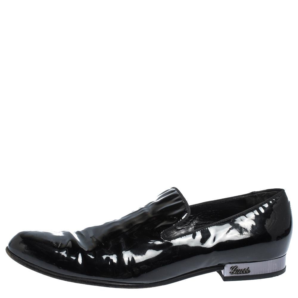 Gucci's designs never cease to delight us. These black patent leather slippers are no exception. They feature round toes, short heels and a seamless finish. The insoles are leather-lined.

Includes:
Original Dustbag