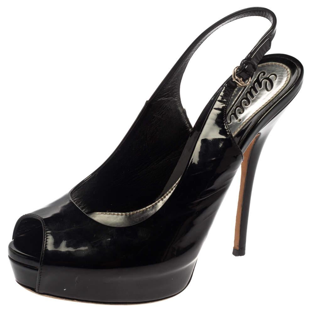 Questi sandali neri Sofia di Gucci, che ti faranno sicuramente attirare sguardi ammirati e ti faranno brillare per tutto il giorno, sono un acquisto imperdibile! Sono realizzate in pelle verniciata e presentano una Silhouette peep-toe. Sono dotate
