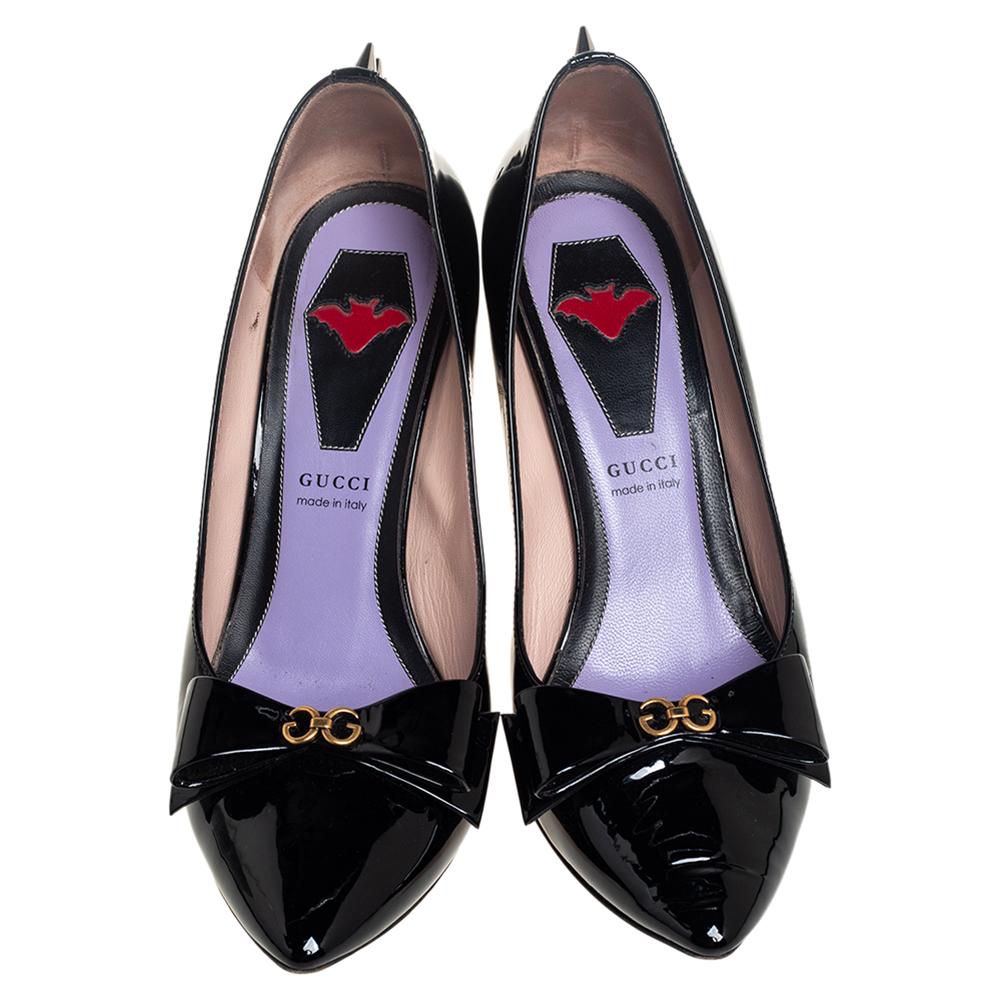 You are all set to shine in these fabulous pumps from Gucci. The black pumps are crafted from patent leather and feature pointed toes. They flaunt well-cut vamps with bow details and spike embellished counters and come equipped with comfortable