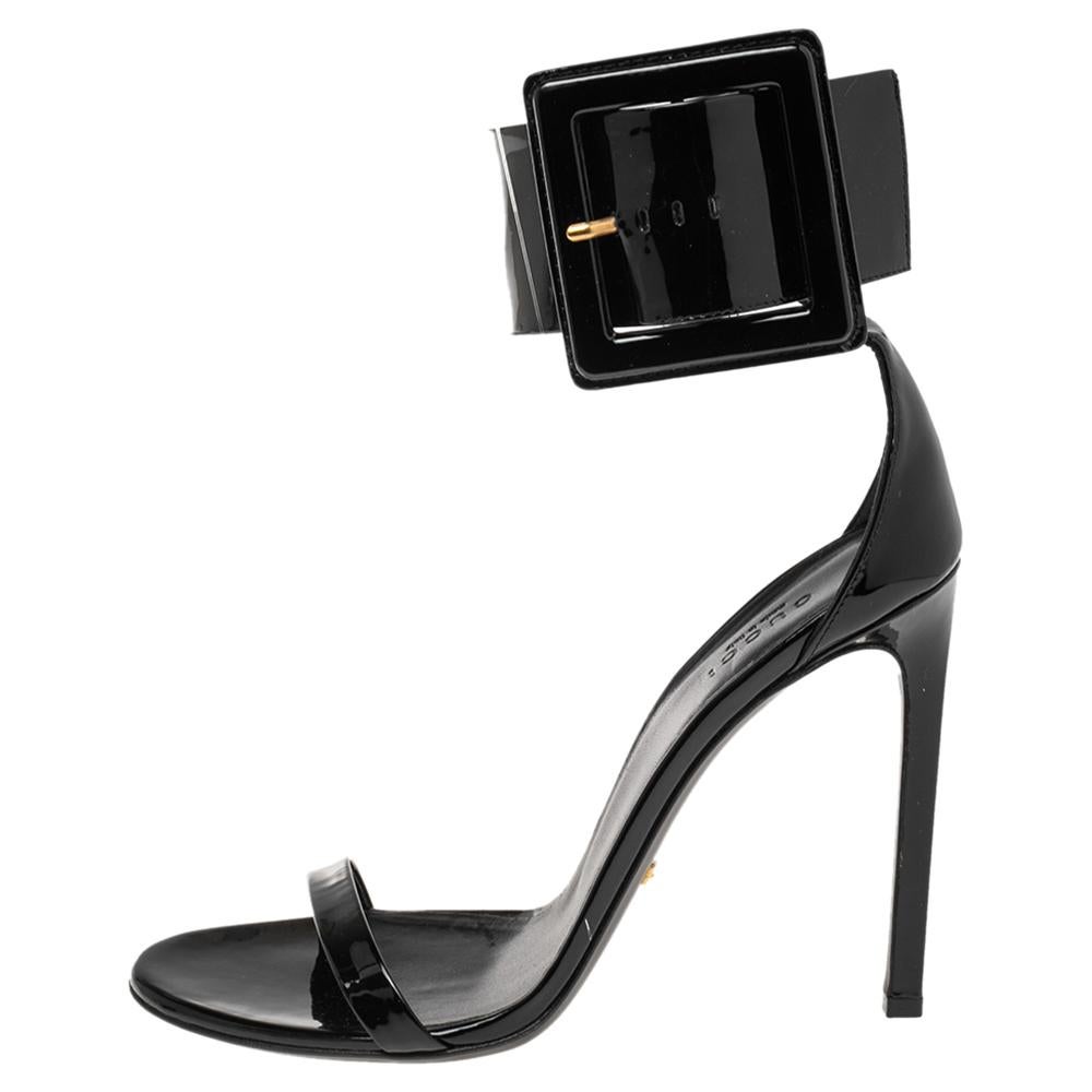 Diese schwarzen Sandalen von Gucci sind aus Lackleder gefertigt und haben ein wunderschönes Design. Sie zeichnen sich durch ein minimalistisches Design mit Riemen auf der Vorderseite:: Knöchelmanschetten und 11::5 cm hohen Absätzen aus:: um Sie bei