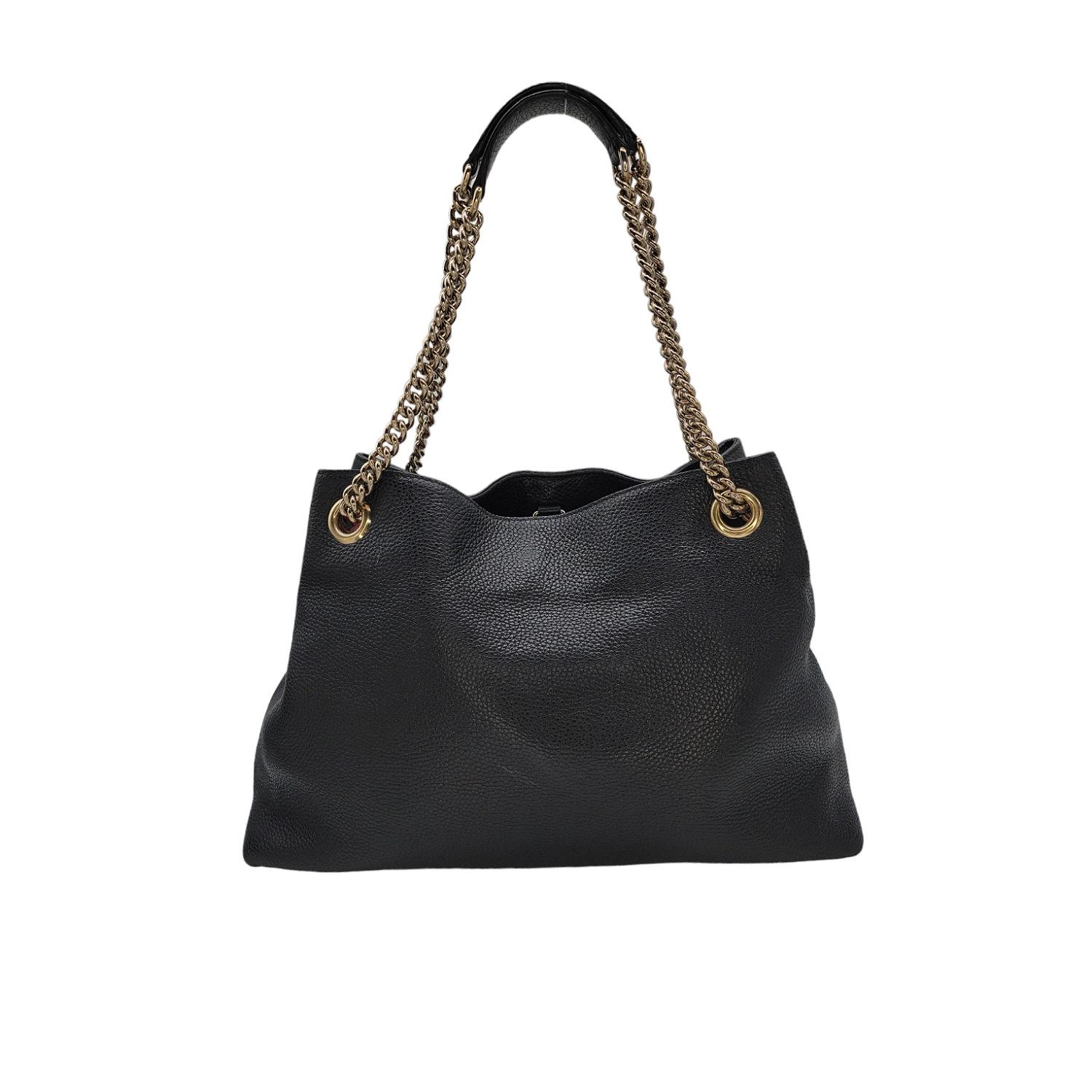 Questa borsa a tracolla è realizzata in pelle di vitello testurizzata in nero. La borsa presenta un evidente logo GG trapuntato sul davanti, spallacci a catena in oro chiaro lucido con padiglioni e una nappina decorativa in oro chiaro. La parte