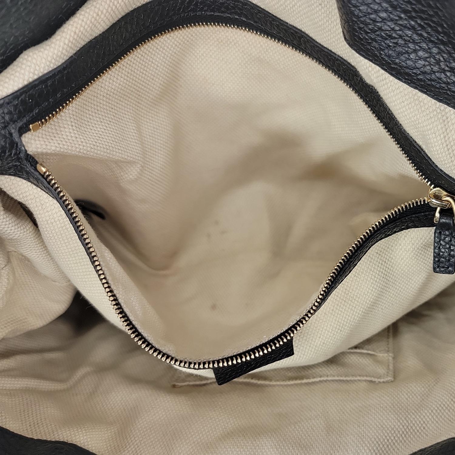 Gucci - Tote a catena Soho in pelle di vitello nera e ciottoli in vendita 1
