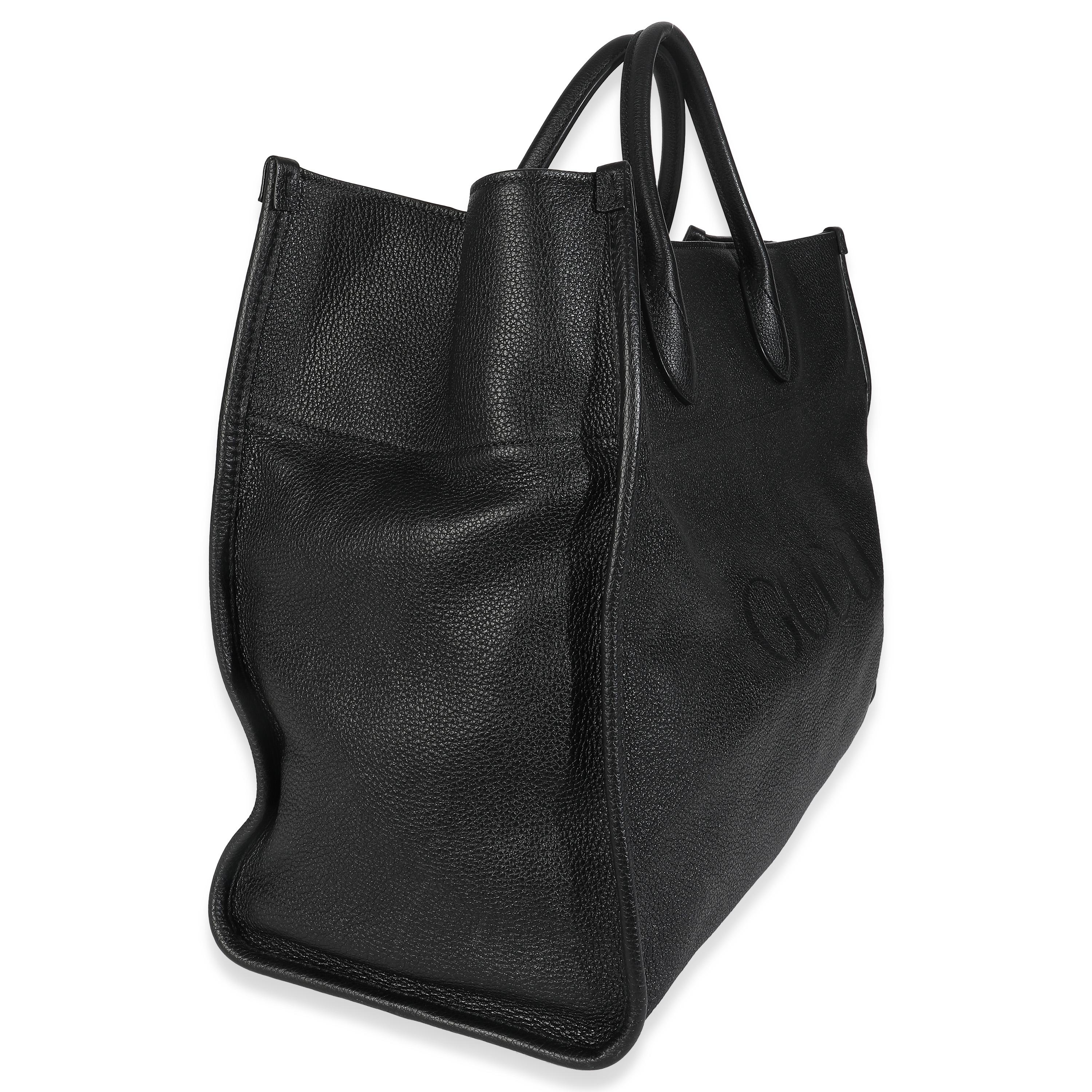 Auflistung Titel: Gucci Black Pebbled Leather Large Logo Tote Bag
SKU: 147883
MSRP: 1700.00 USD
Zustand: Gebraucht 
Beschreibung des Zustands: Das grün-rote Gucci-Web wurde 1964 kreiert und gilt seitdem als Erkennungszeichen des Hauses. Diese