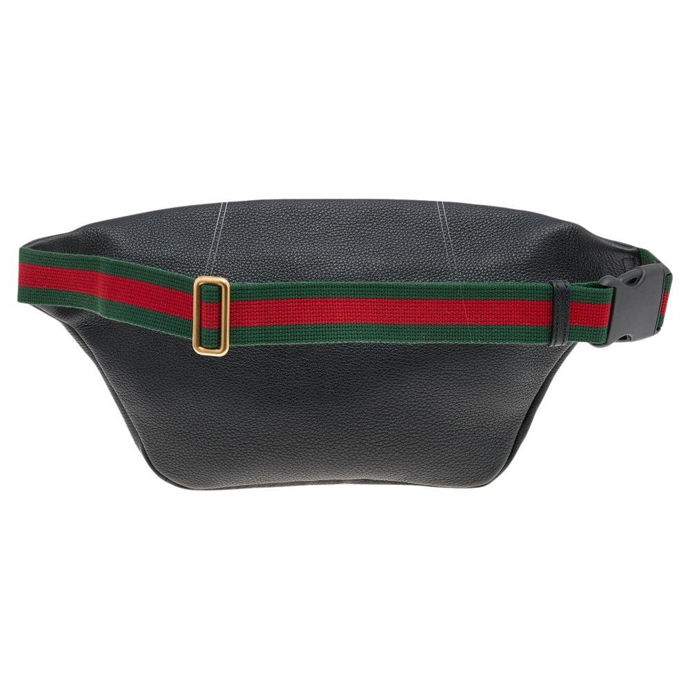 This Gucci belt bag brings a practical and modish take. Crafted from black pebbled leather, it is equipped with gold-tone hardware and an adjustable waist belt. The zip closure opens to a canvas-lined interior and the front is adorned with the