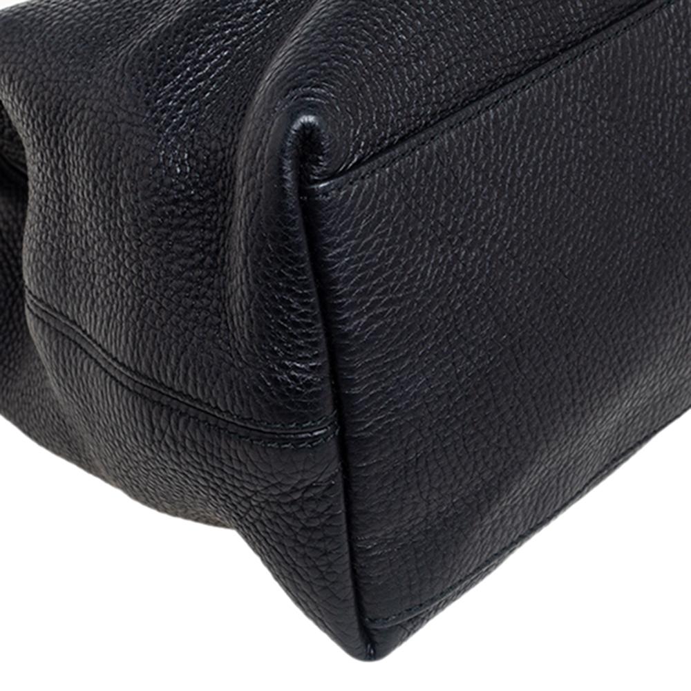 Gucci Black Pebbled Leather Medium Studded Soho Chain Tote In Good Condition In Dubai, Al Qouz 2
