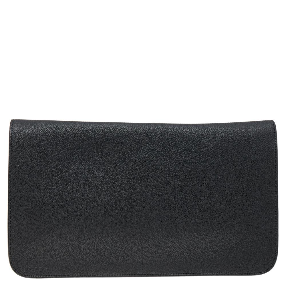 From one of the most celebrated and iconic collections of the House, this Jackie clutch from Gucci is an emblematic creation you need to own today! It is made from black pebbled leather with a silver-toned lock closure attached to the front. This