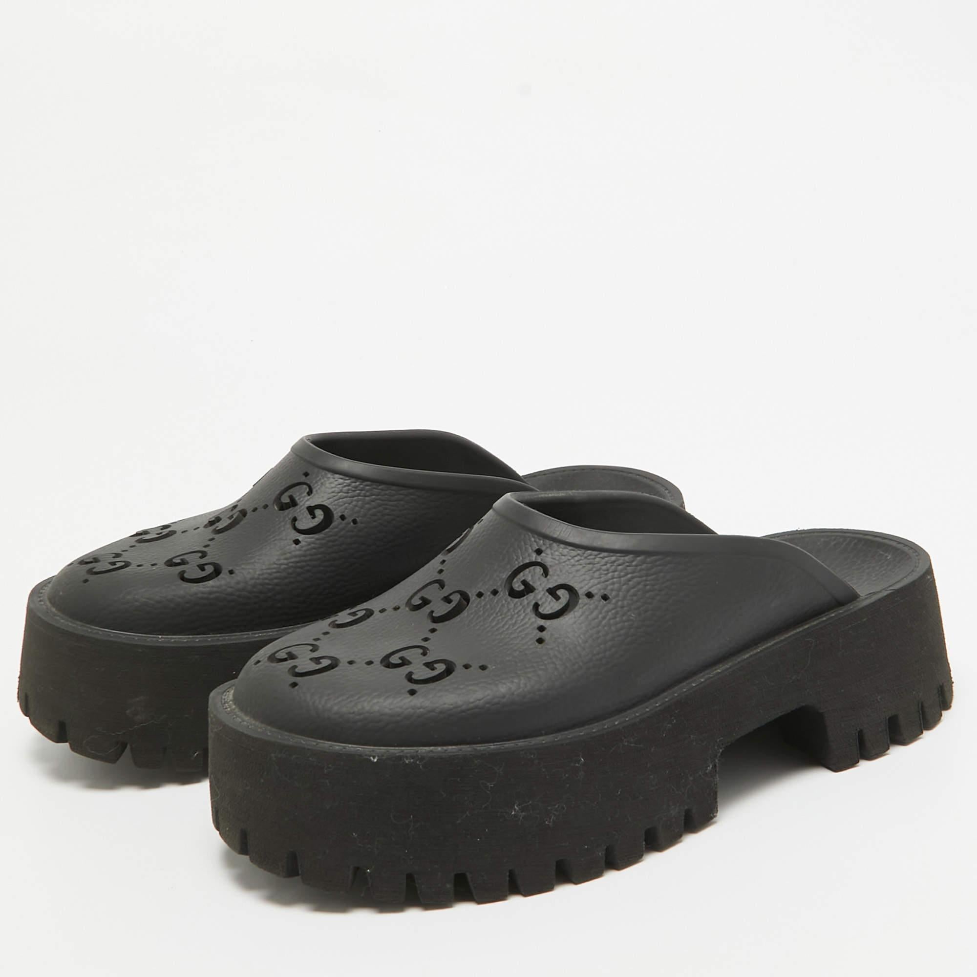 Create effortless styles with these Gucci black mules. Made of quality materials they are designed to elevate your OOTD and keep you in comfort all day long.