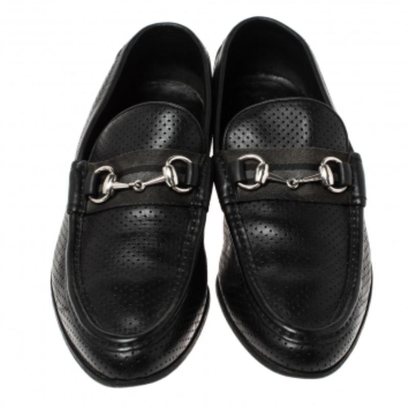 Créez la tendance avec ces mocassins de la maison Gucci. Méticuleusement confectionnées en toile et en cuir, elles arborent une teinte noire. Elles présentent un extérieur élégant et le détail Horsebit en ton or sur l'empeigne. Dotée d'une semelle