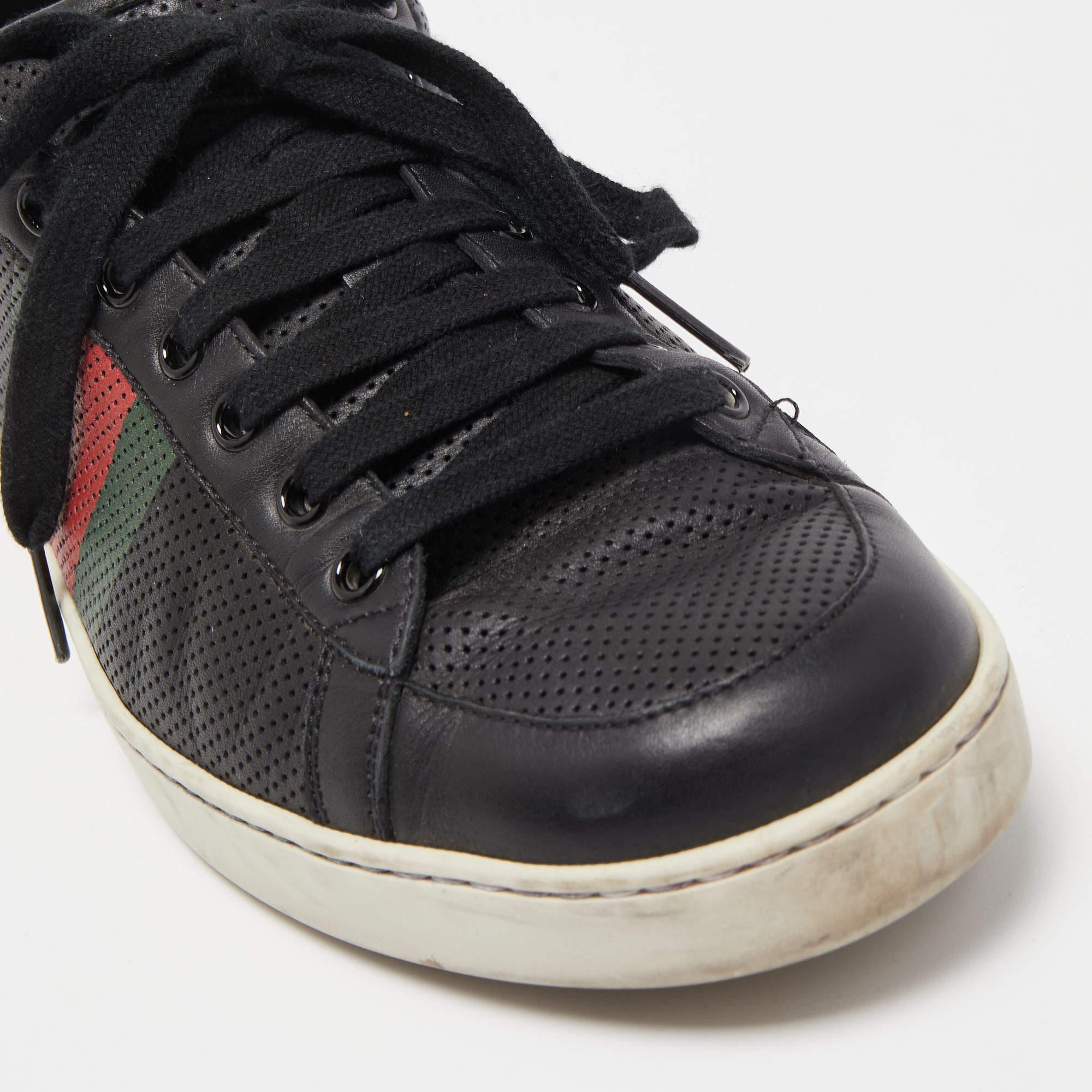 Gucci Black Perforated Leather Web Detail Low Top Sneakers Size 42.5 Bon état - En vente à Dubai, Al Qouz 2