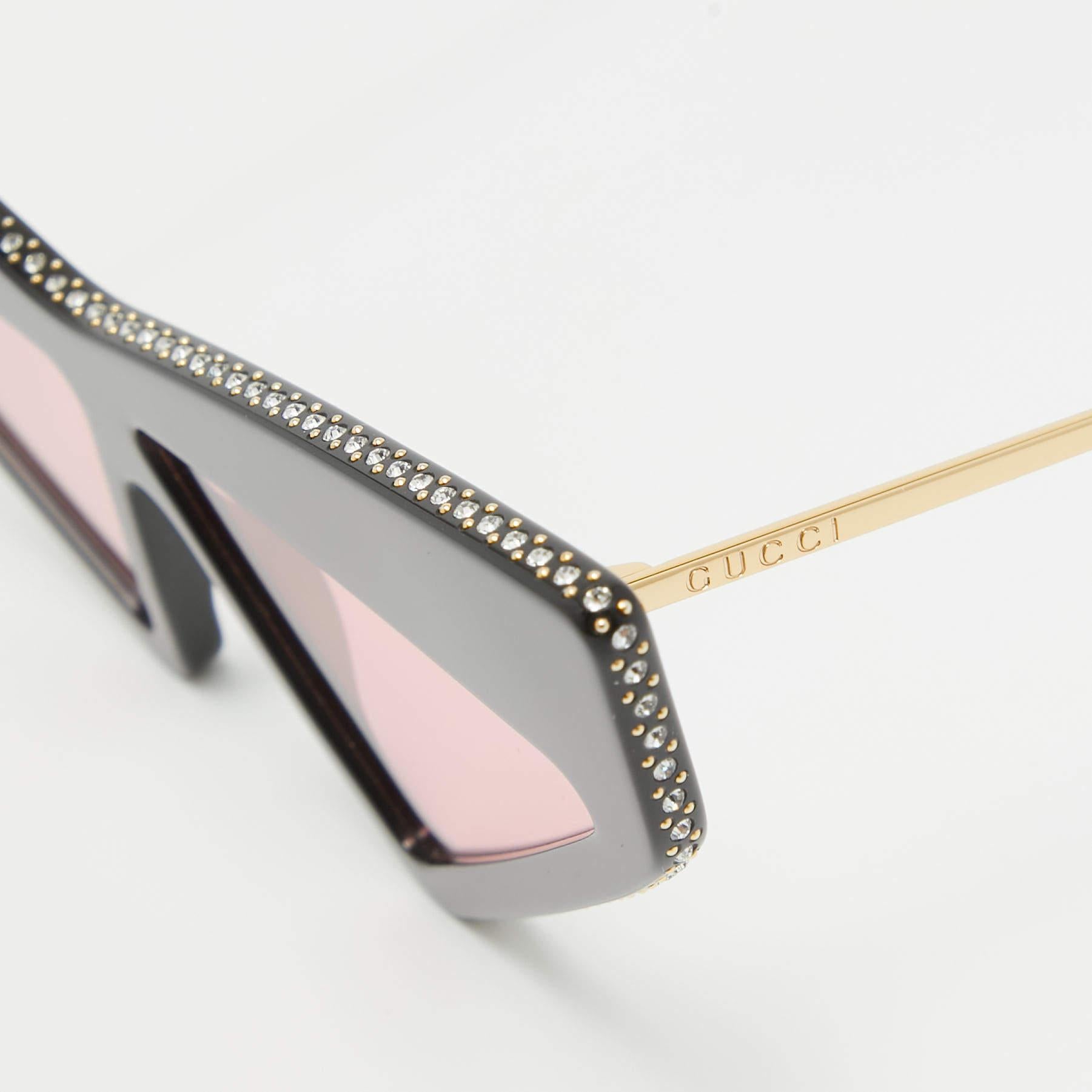 Une paire de lunettes de soleil de Gucci fera certainement l'objet d'un achat de prestige. Dotées d'une monture tendance et de verres destinés à protéger vos yeux, ces lunettes de soleil sont idéales pour être portées toute la journée.