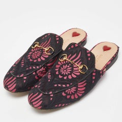 Gucci Princetown flache Pantoletten aus bedrucktem Stoff in Schwarz/Rosa Größe 40