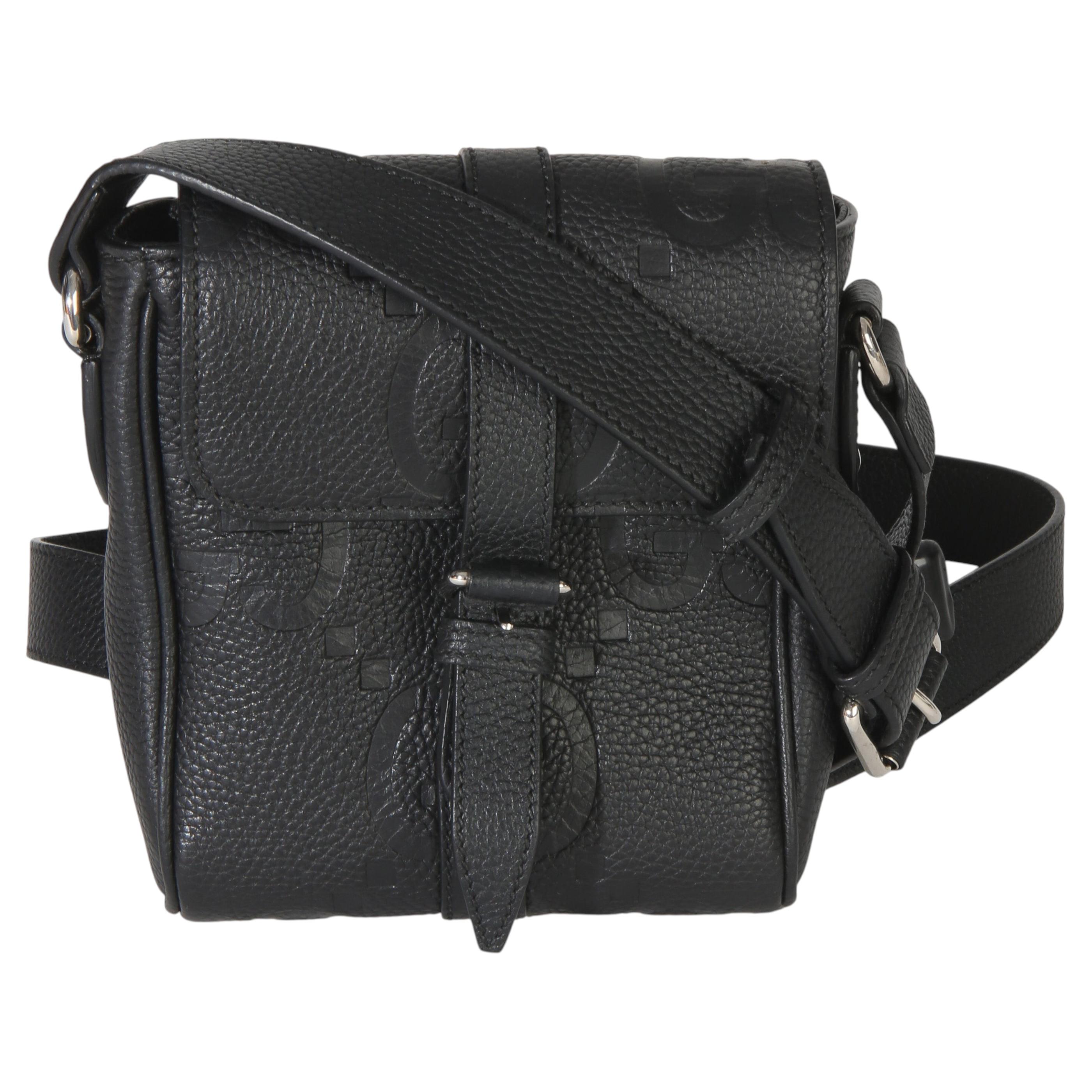 Petit sac messager Gucci « Piuma » en cuir de veau noir, motif GG en relief, format Jumbo