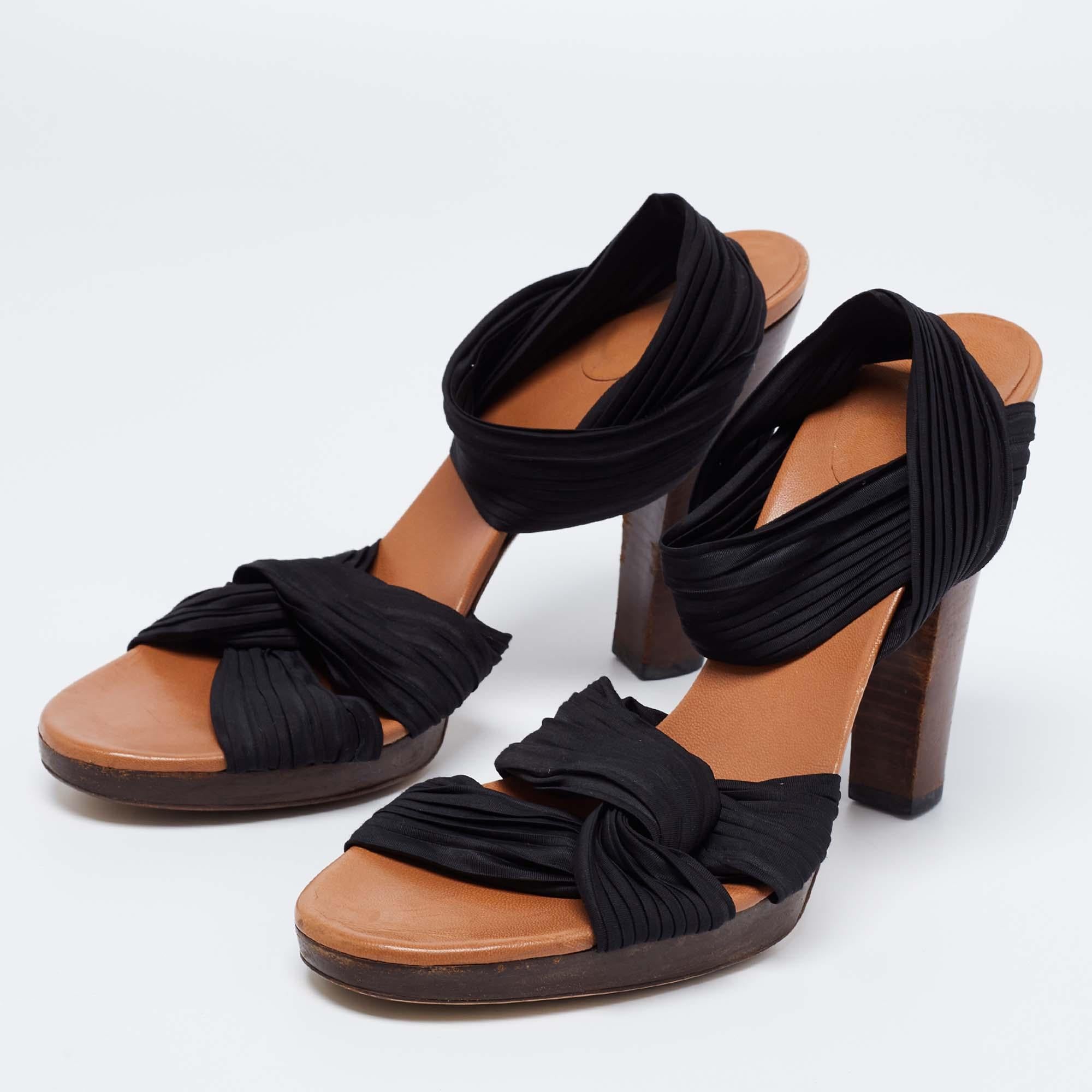 Frame your feet with these Gucci women's sandals. Created using pleated fabric and leather, the open-toe high heel sandals are perfect with short, midi, and maxi hemlines.

