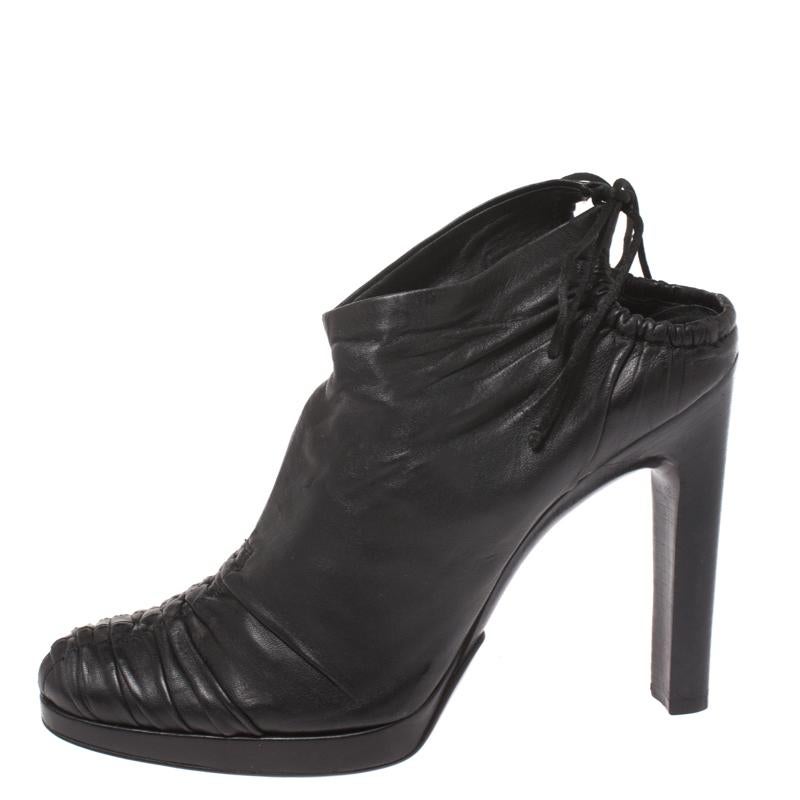 You are sure to feel your fashionable best every time you step out in these booties from Gucci! Beautifully designed with pleated leather, they successfully present a gorgeous appeal. The timeless black pair carries round toes, ankle wraps, and 12