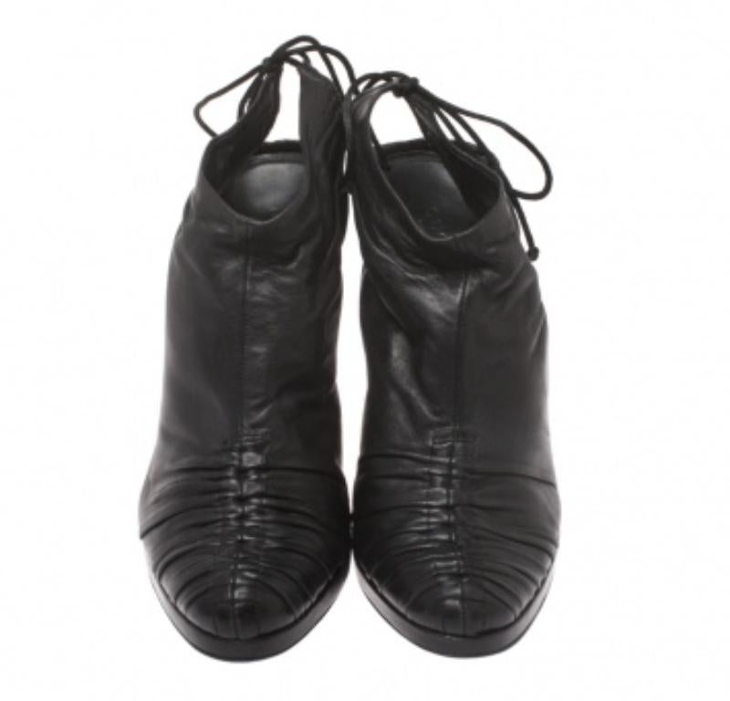 Gucci Botines de piel plisada negra talla 37.5 en Bueno estado para la venta en Dubai, Al Qouz 2