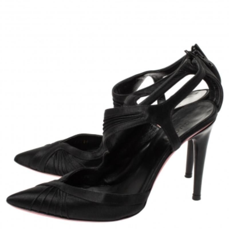 Sandales à bout pointu en satin plissé de Gucci, noir, taille 35 Pour femmes en vente