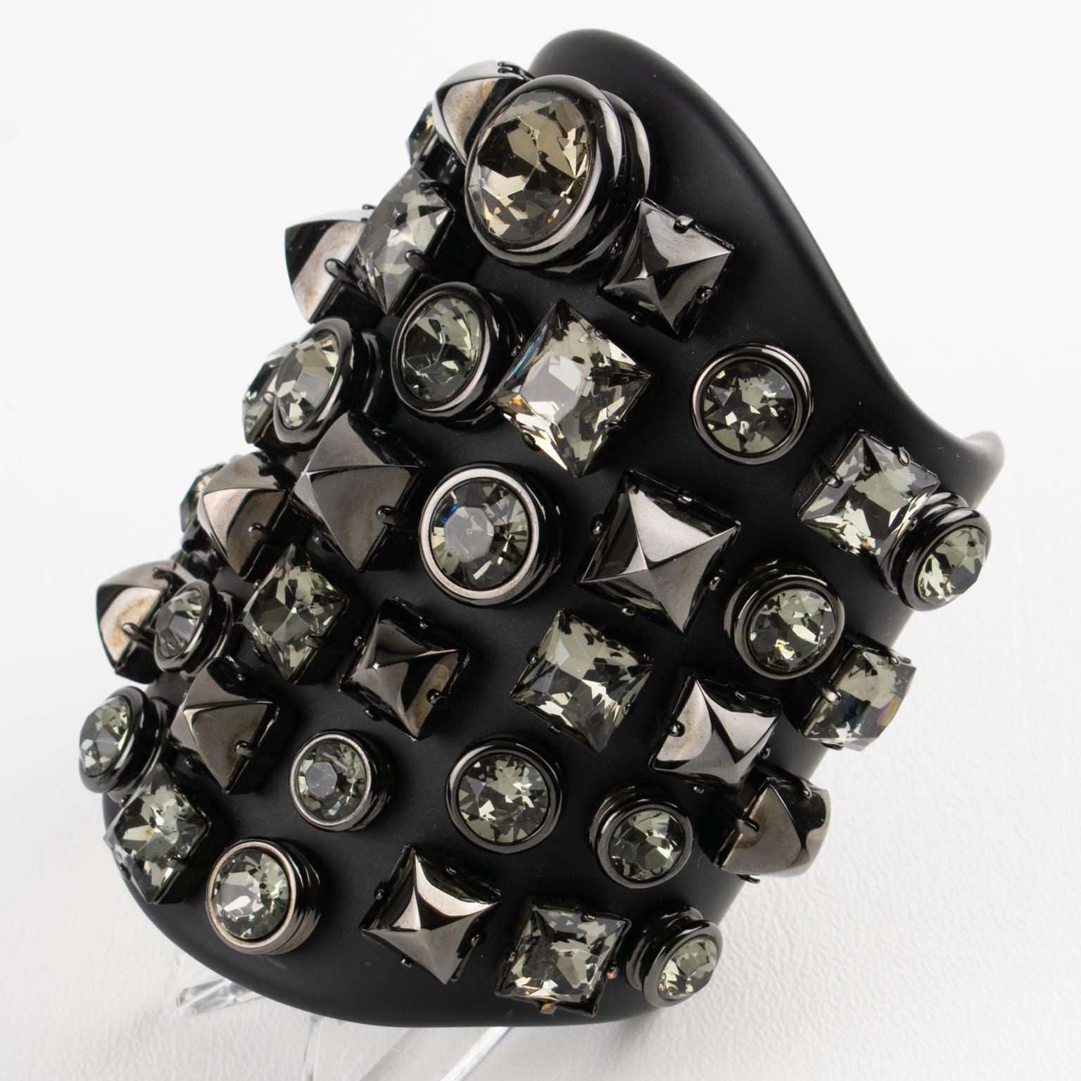 Brazalete Gucci de plexiglás negro y cristal enjoyado, Colección Pasarela 2013 en venta 5