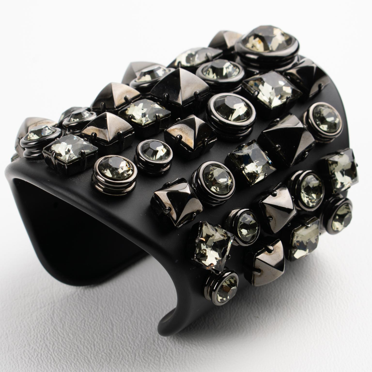 Brazalete Gucci de plexiglás negro y cristal enjoyado, Colección Pasarela 2013 en venta 6