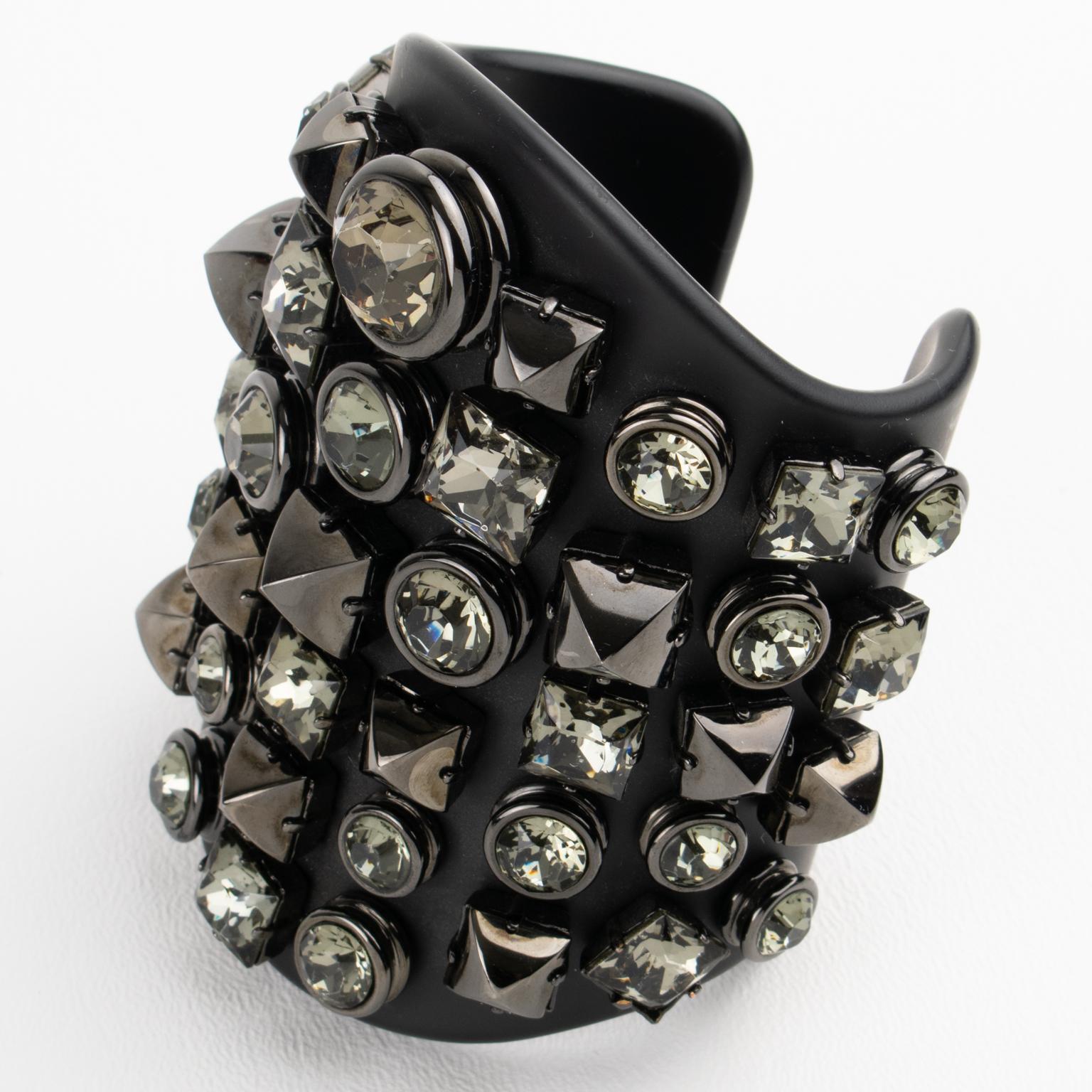 Brazalete Gucci de plexiglás negro y cristal enjoyado, Colección Pasarela 2013 en venta 7
