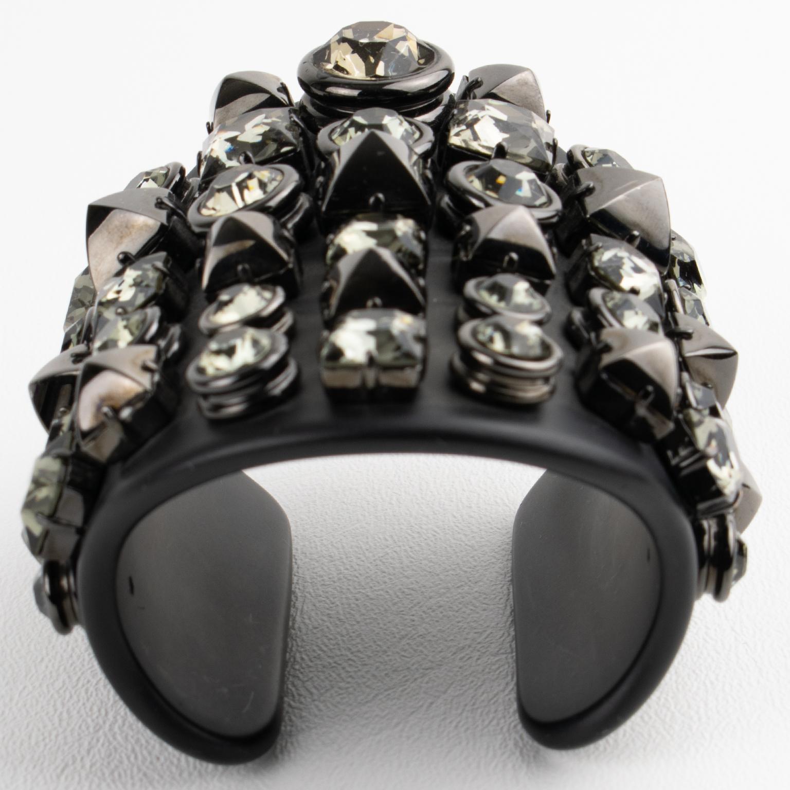 Brazalete Gucci de plexiglás negro y cristal enjoyado, Colección Pasarela 2013 en venta 8