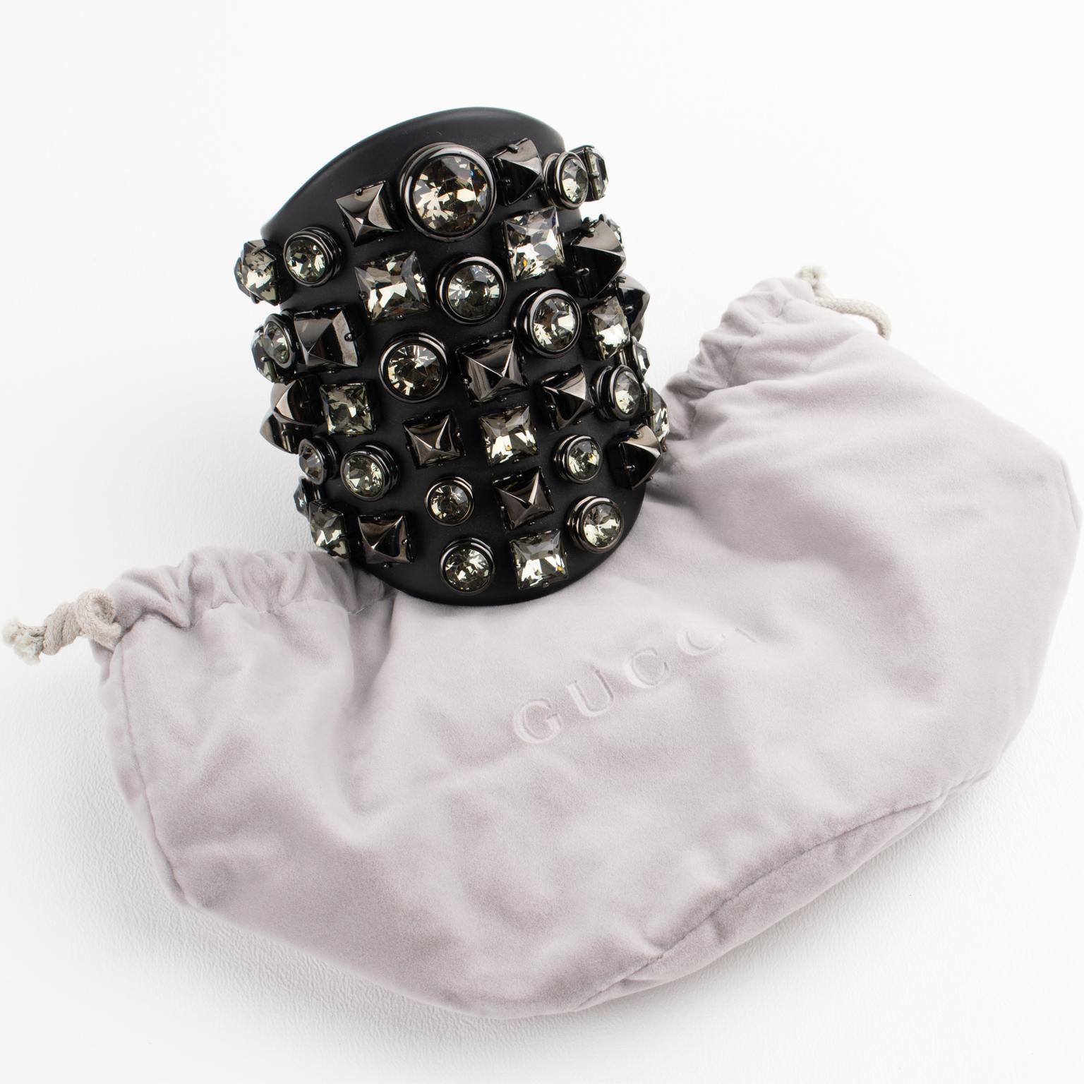 Brazalete Gucci de plexiglás negro y cristal enjoyado, Colección Pasarela 2013 en venta 10