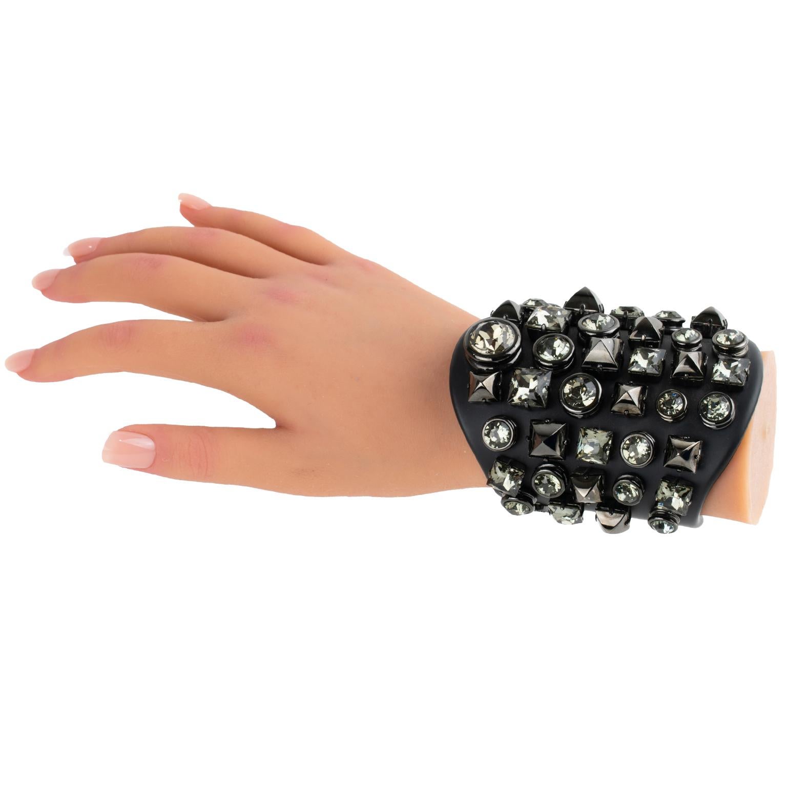 Brazalete Gucci de plexiglás negro y cristal enjoyado, Colección Pasarela 2013 en venta 11