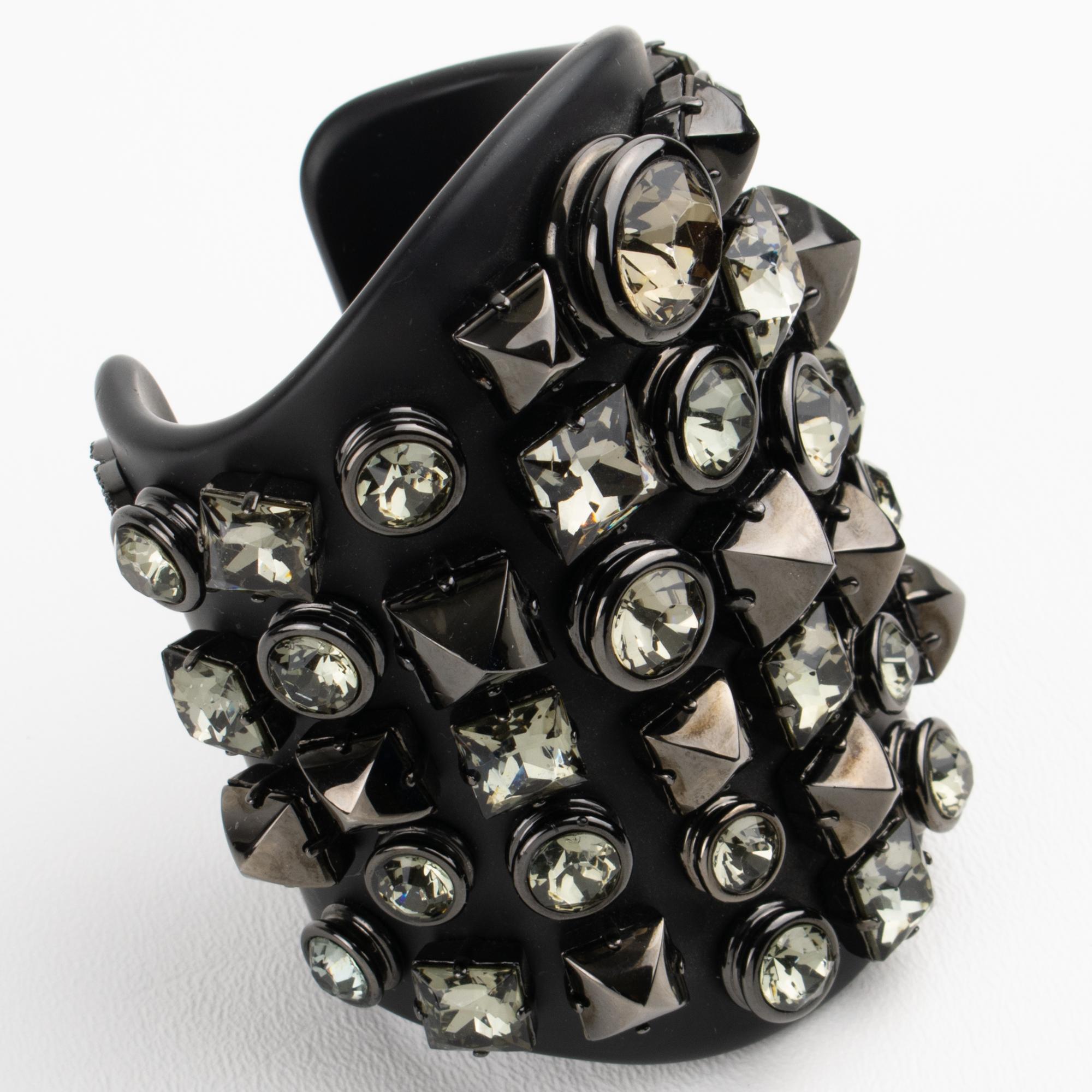 Espectacular pulsera Gucci de Frida Giannini, Pasarela Otoño/Invierno 2013
Esta escultural pulsera brazalete -diseñada por Frida Giannini-, una creación rara y electrizante de la colección de pasarela Otoño/Invierno 2013 de Gucci, es un audaz