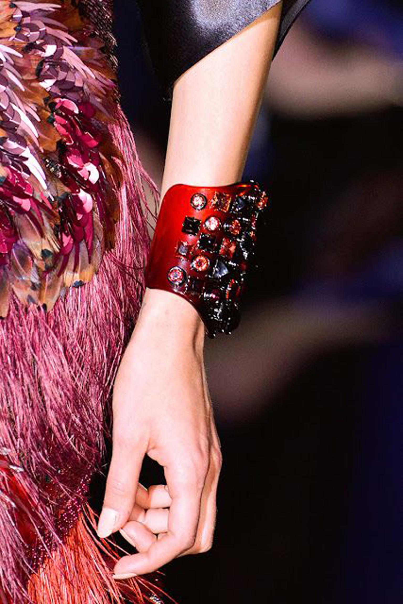 Brazalete Gucci de plexiglás negro y cristal enjoyado, Colección Pasarela 2013 en venta 15