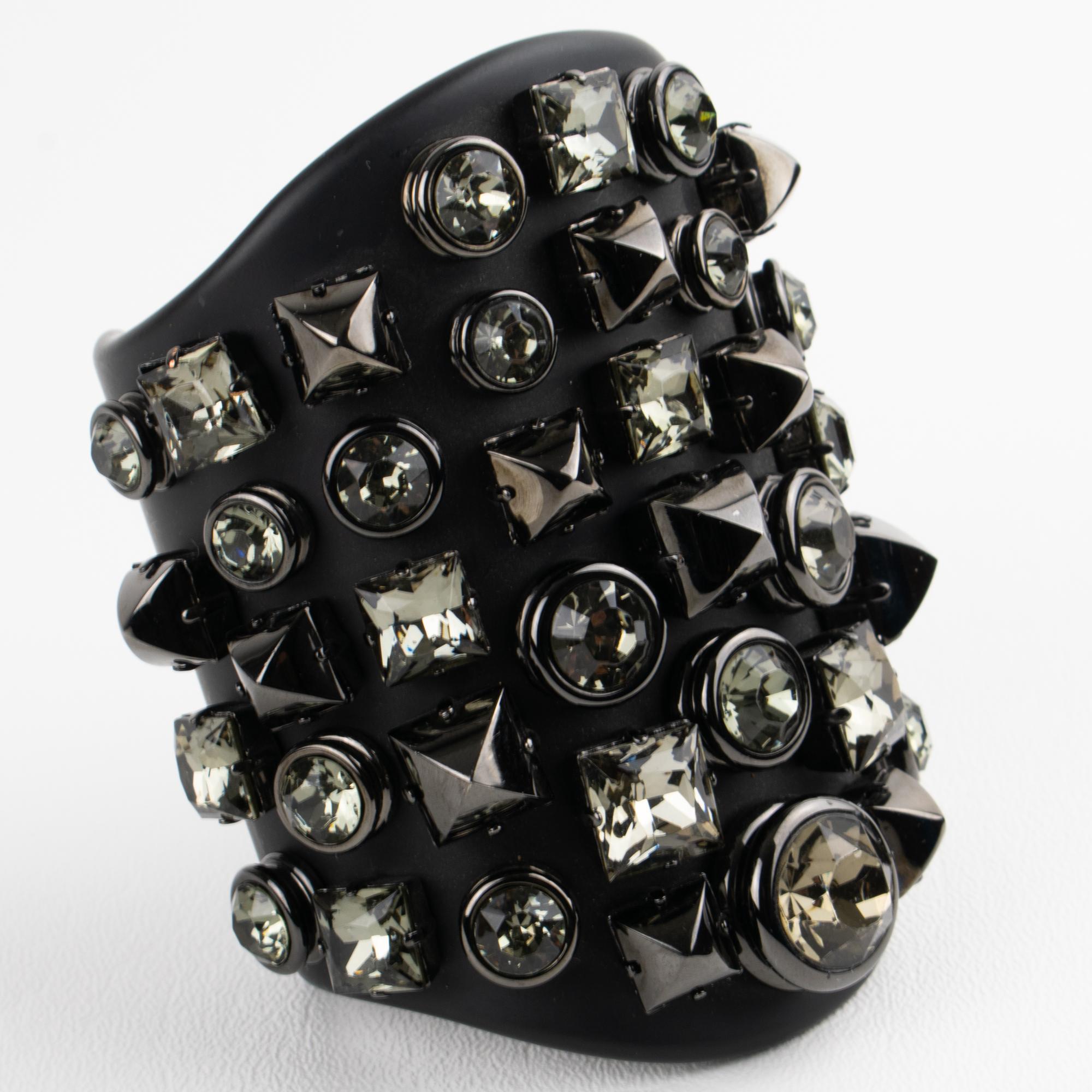 Femenino o masculino Brazalete Gucci de plexiglás negro y cristal enjoyado, Colección Pasarela 2013 en venta