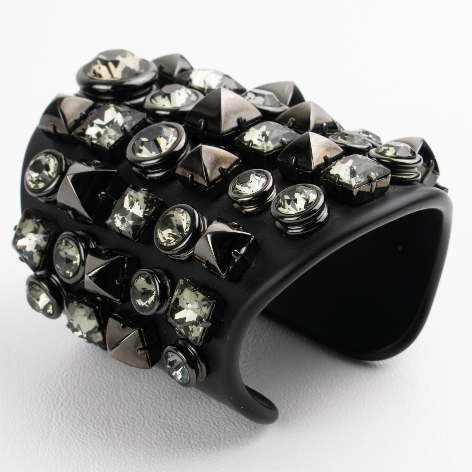 Brazalete Gucci de plexiglás negro y cristal enjoyado, Colección Pasarela 2013 en venta 1