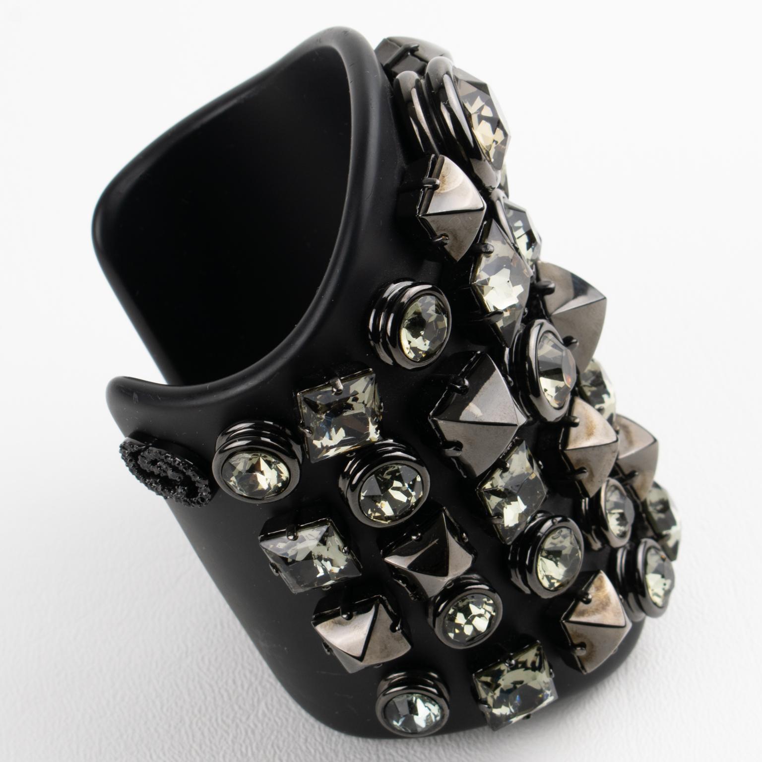 Brazalete Gucci de plexiglás negro y cristal enjoyado, Colección Pasarela 2013 en venta 3