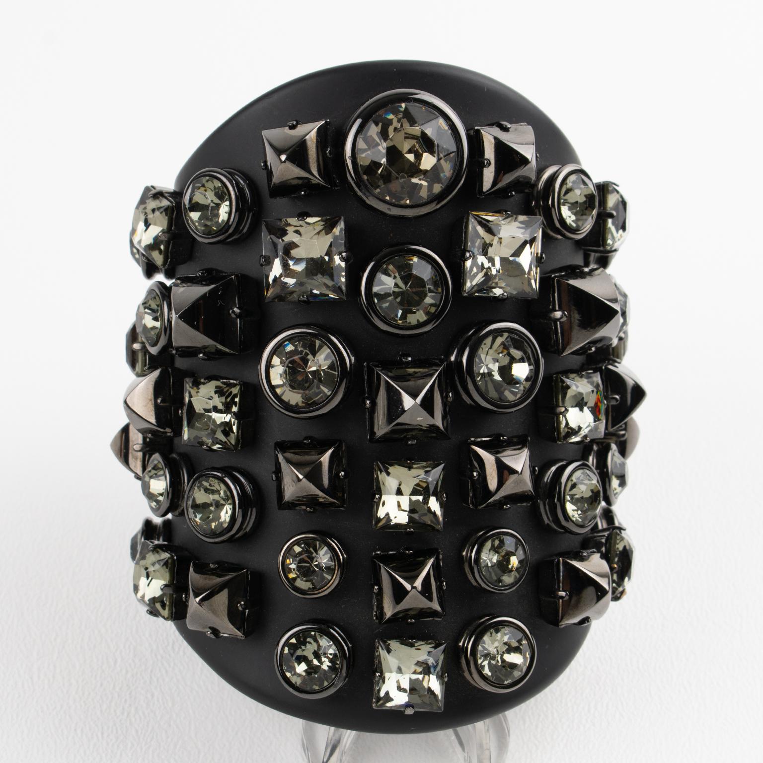 Brazalete Gucci de plexiglás negro y cristal enjoyado, Colección Pasarela 2013 en venta 4