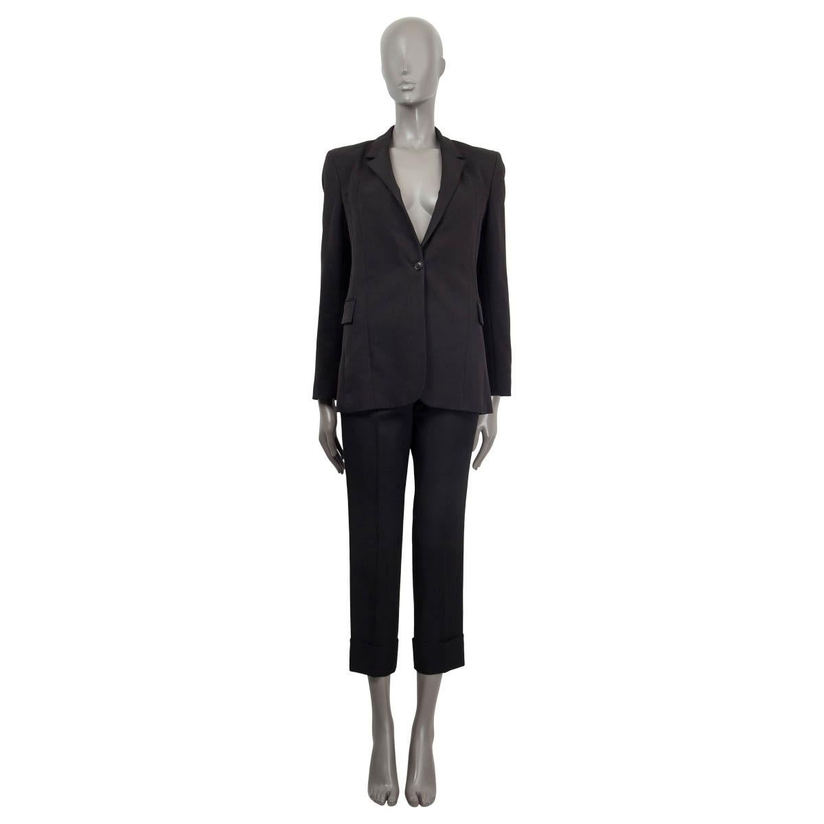 100% authentic Gucci classic one-button blazer in black polyester (100%) with two flap pockets on the side and a slit back. Lined in black viscose (57%) and polyester (43%). Has been worn  and is in excellent condition. 

Measurements
Tag