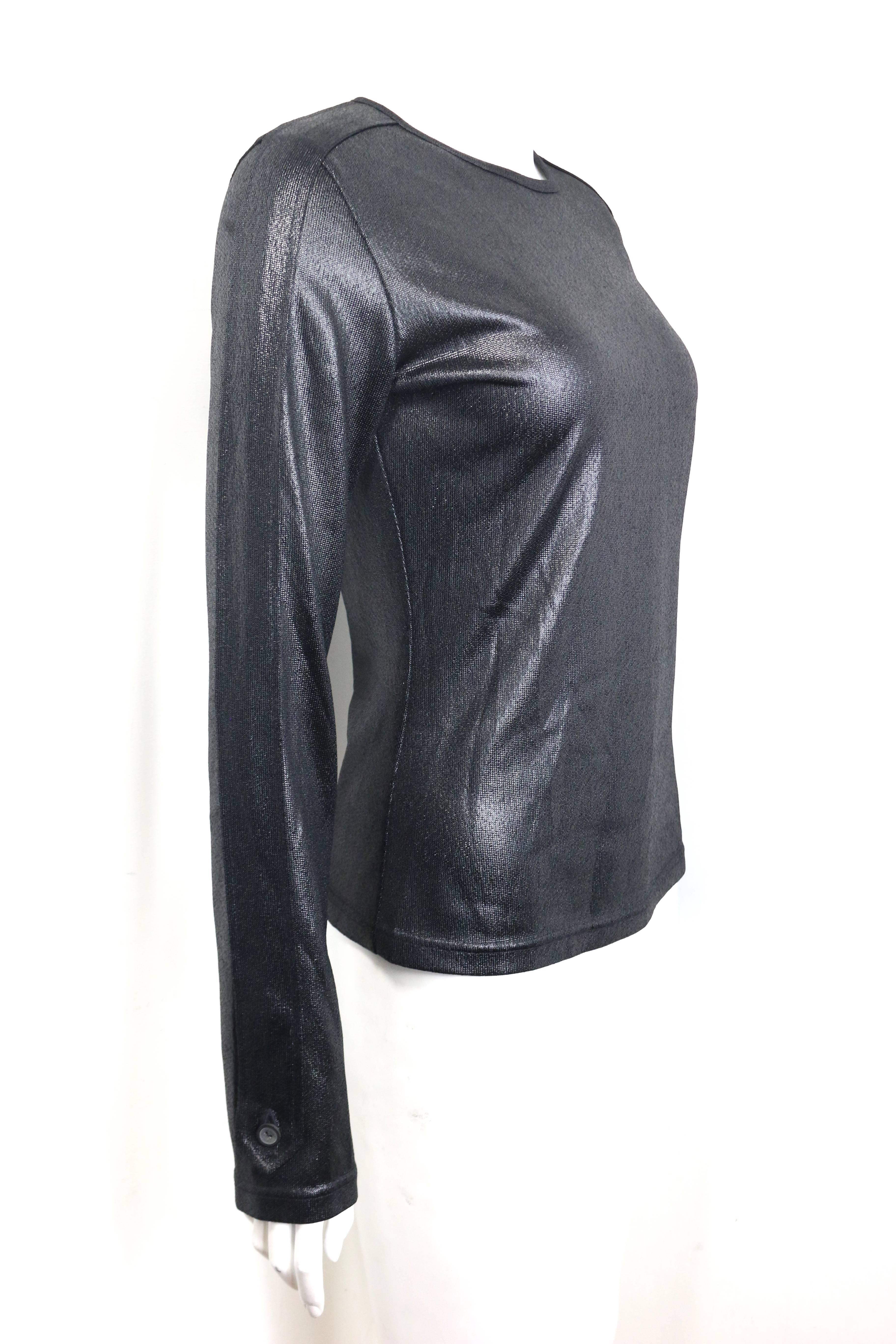 - Gucci by Tom Ford schwarzes langärmeliges Pulloveroberteil aus Polyester aus der Herbstkollektion 1996. 

- Knopfleiste an der Seite der Ärmel. 

- Größe 44. 

- 100% Polyester. 

