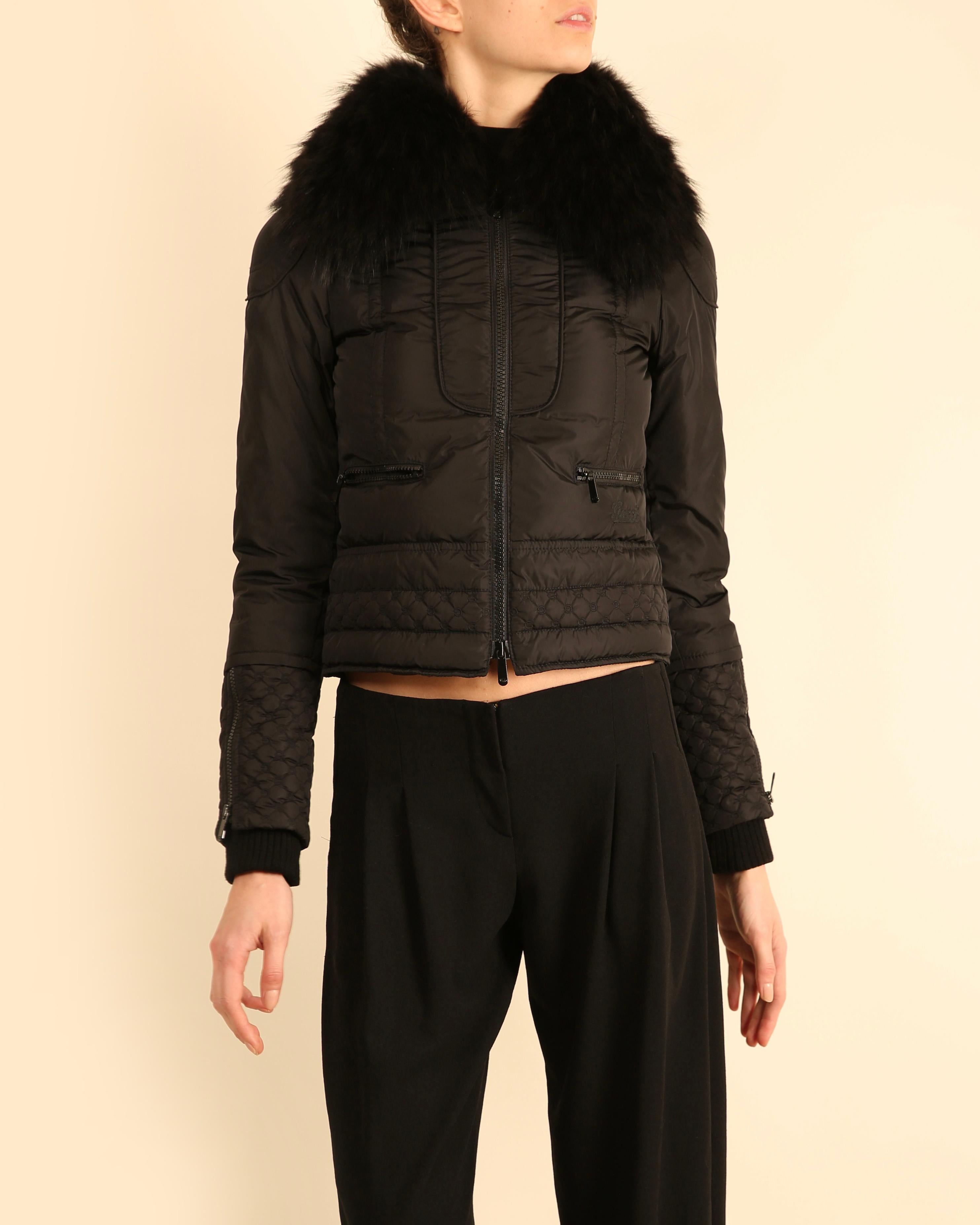 LOVE LALI VINTAGE

Un fantástico abrigo puffer de Gucci con cuello de piel negro desmontable
Dos bolsillos con cremallera delante, un bolsillo interior
Puños con cremallera
Logotipo del monograma de Gucci bordado en el dobladillo y los puños
Gucci