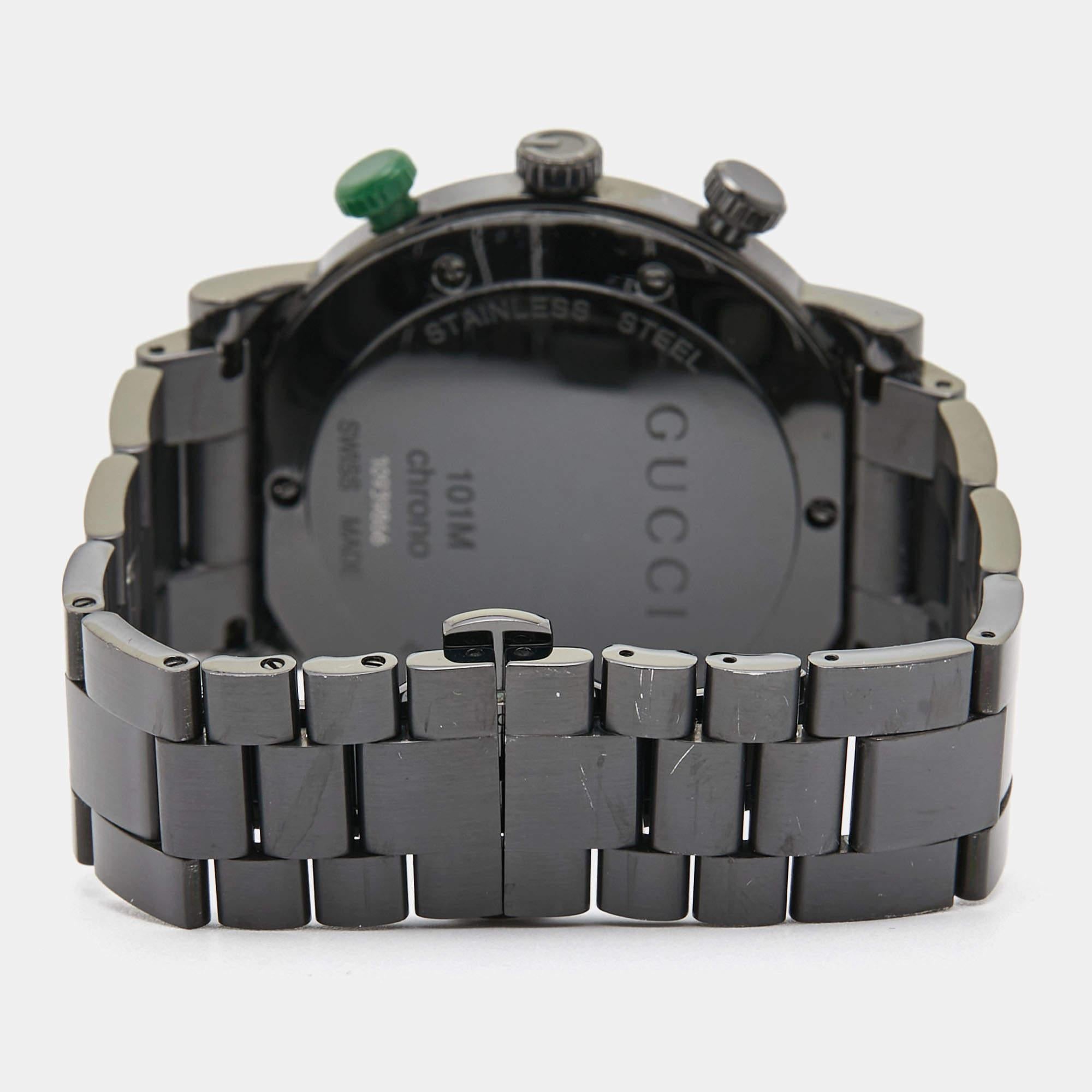 La montre-bracelet pour homme Gucci G-Chrono YA101331 incarne le luxe et la sophistication. Fabriqué avec précision, son revêtement PVD noir épuré respire l'élégance, tandis que sa construction en acier inoxydable lui confère une grande longévité.