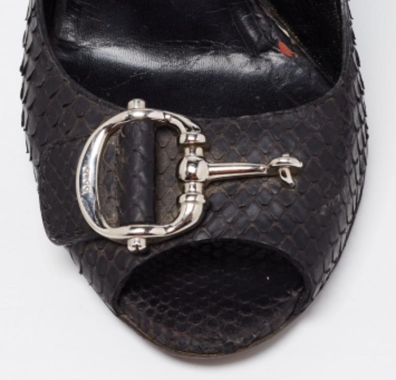 Gucci Schwarz Python Leder Icon Bit Peep-Toe Slingback Sandalen Größe 39.5 im Angebot 1