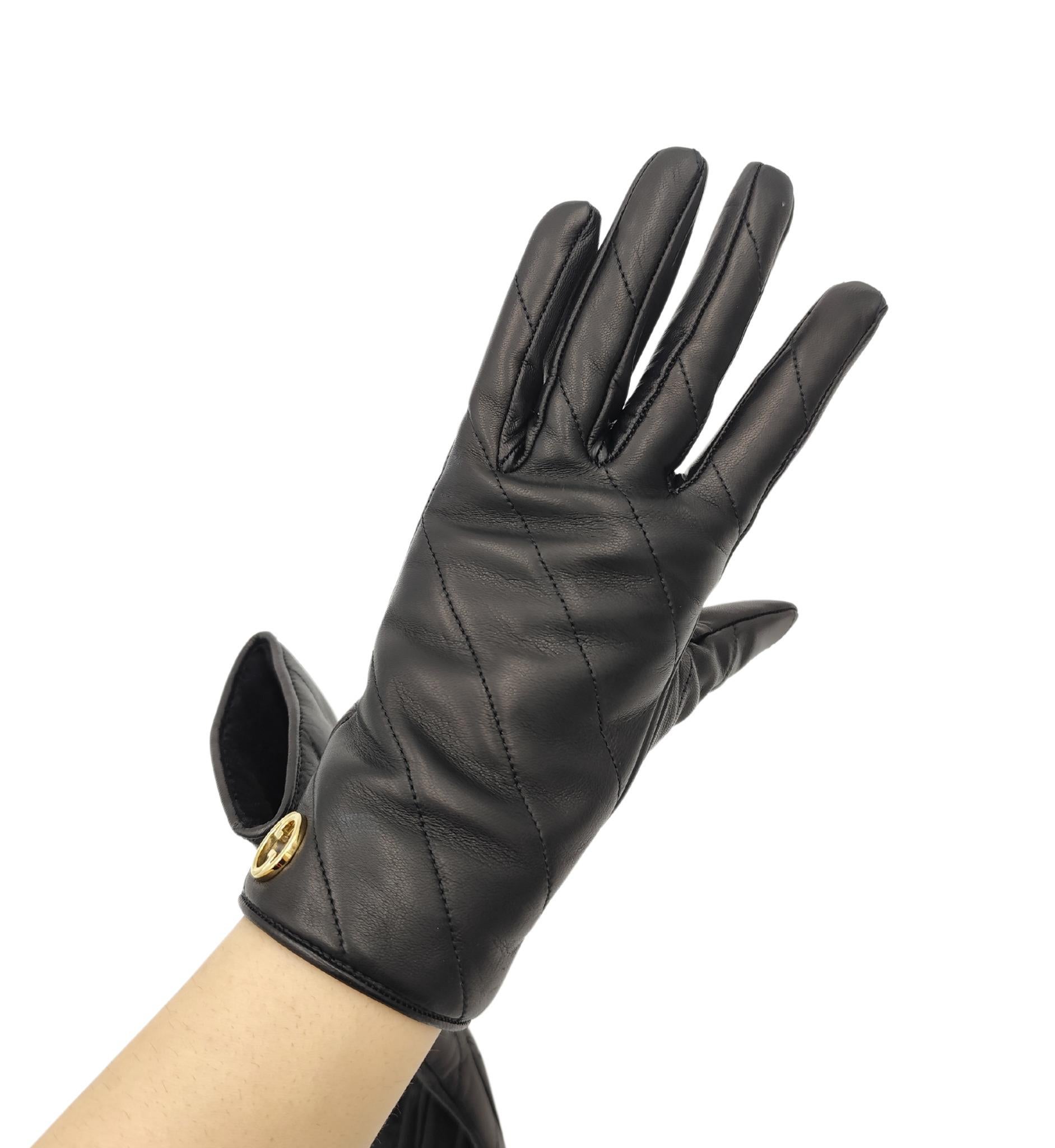 Nero Guanti Gucci in pelle nera trapuntata con logo dorato in vendita