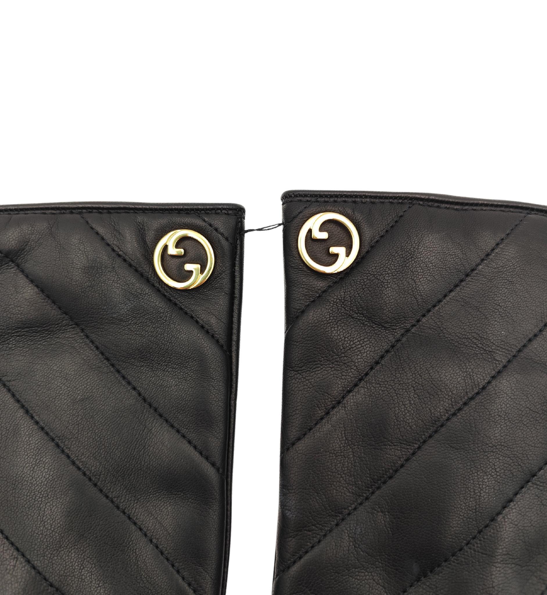 Donna Guanti Gucci in pelle nera trapuntata con logo dorato in vendita