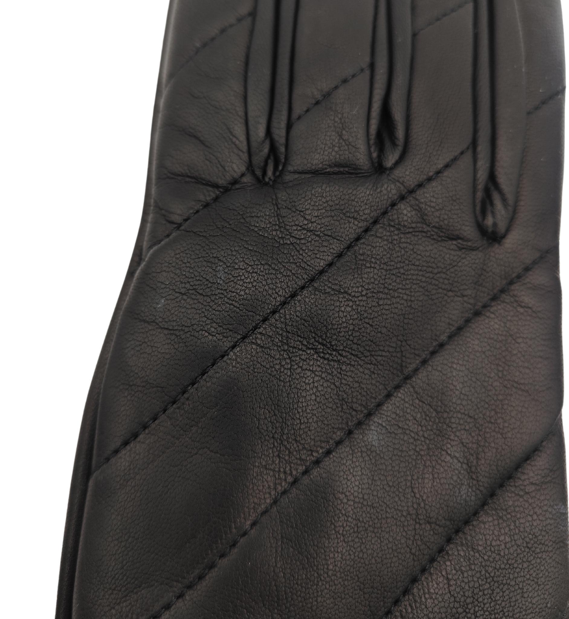 Guanti Gucci in pelle nera trapuntata con logo dorato in vendita 1