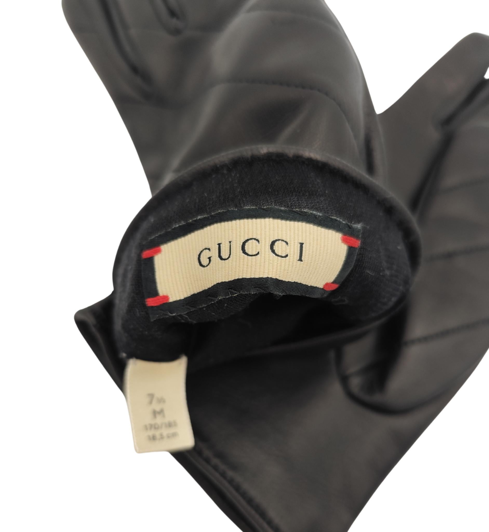 Guanti Gucci in pelle nera trapuntata con logo dorato in vendita 2