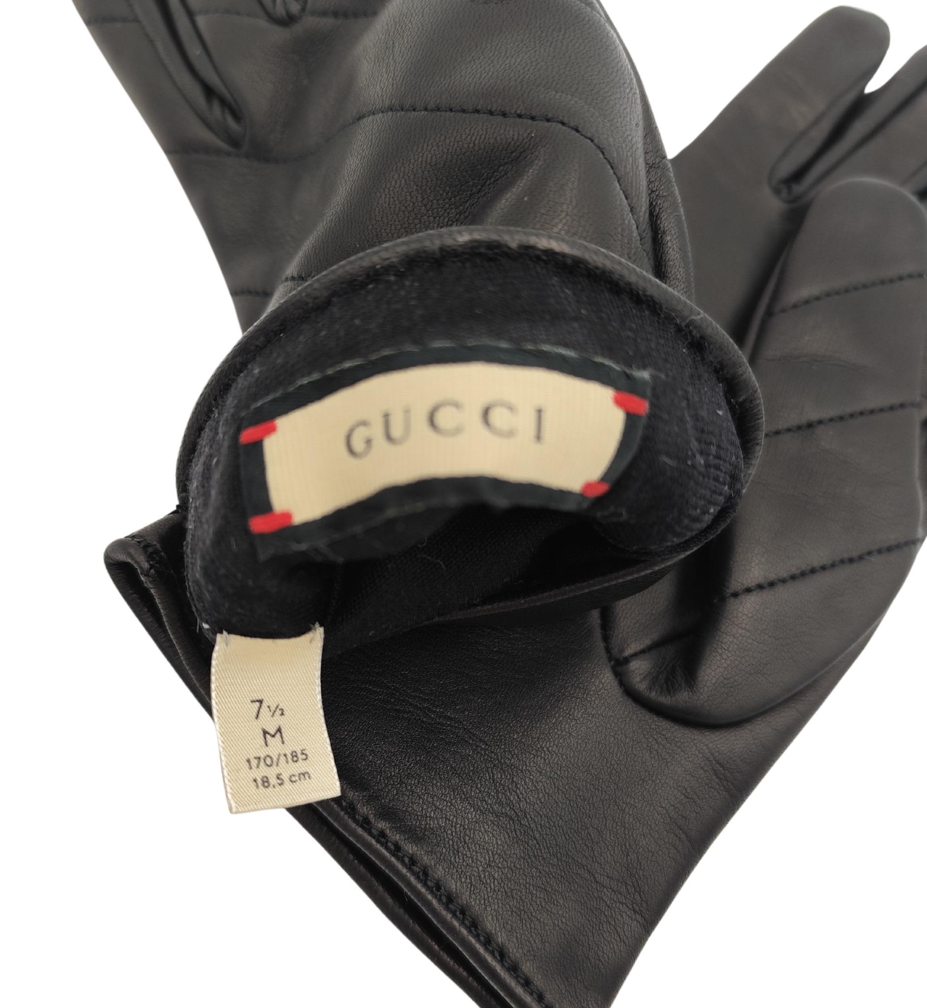 Guanti Gucci in pelle nera trapuntata con logo dorato in vendita 3