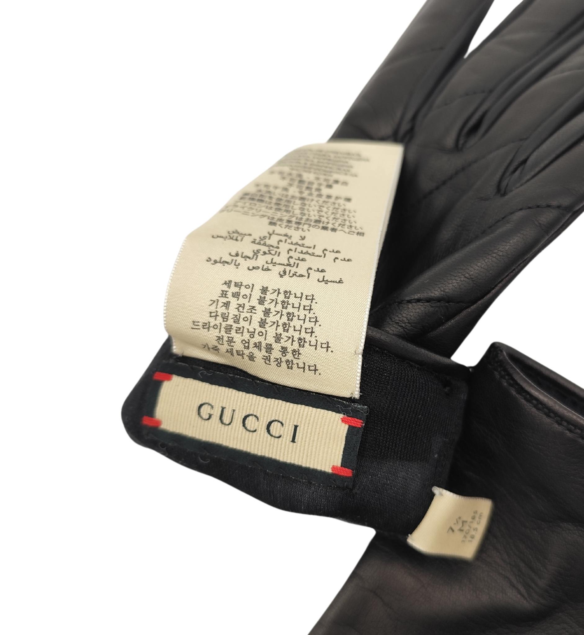 Guanti Gucci in pelle nera trapuntata con logo dorato in vendita 4
