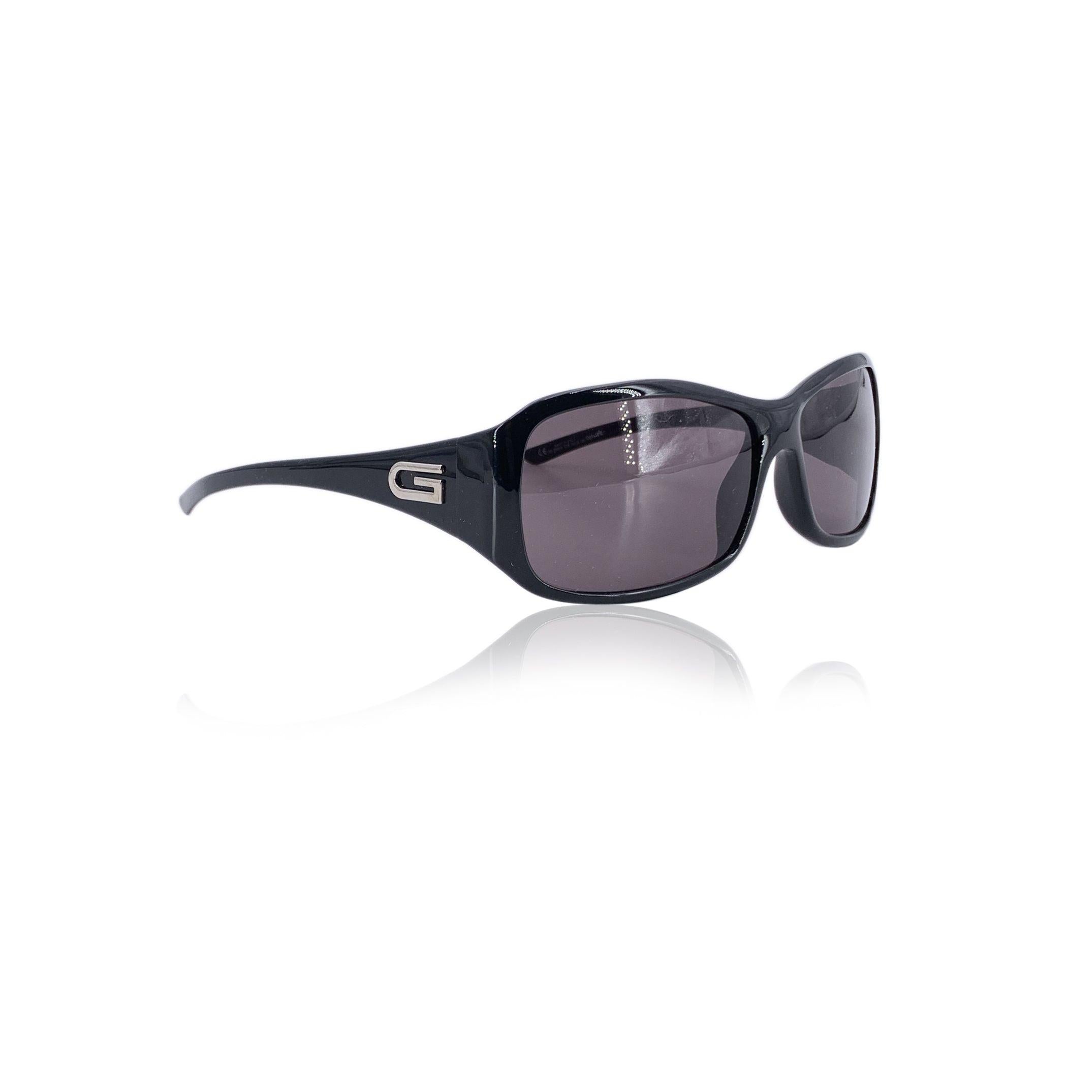 Embrace the golden age of expressive fashion with the Gucci GG2550/S sunglasses-a stunning model that captures the essence of Italian chic. Designed for women who favor bold silhouettes and timeless elegance, this piece is a celebration of Gucci's