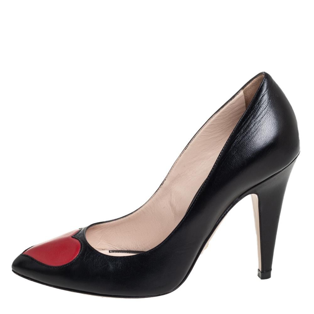 How can one not fall in love with these stunning pumps by Gucci! They've been beautifully crafted from black leather and styled with a red heart motif on the pointed toes. The pumps carry comfortable leather insoles and stand tall on 10 cm heels.

