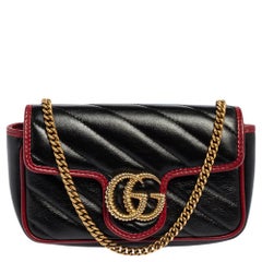 Gucci sac à bandoulière en cuir matelassé noir/rouge Super Mini GG Marmont Torchon