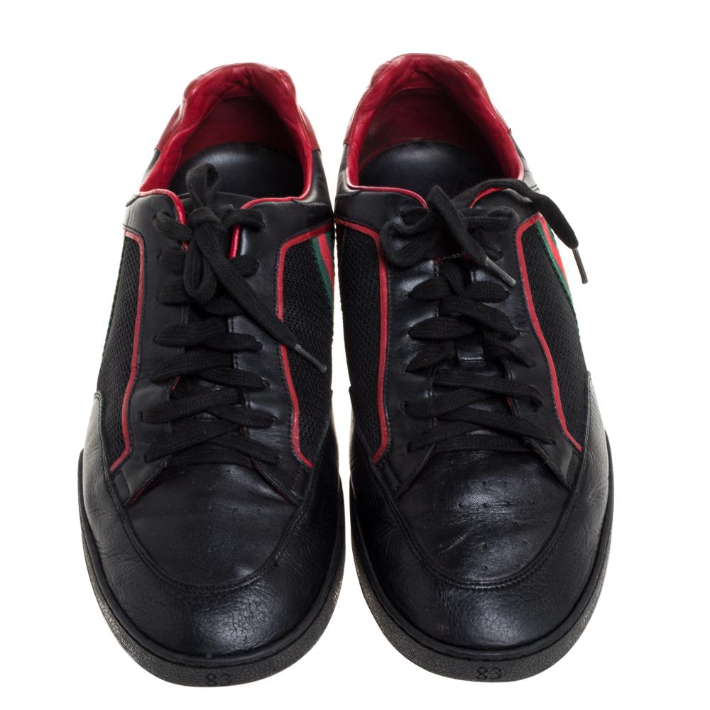 Diese Tennissneaker von Gucci sind aus Mesh-Gewebe und Leder gefertigt und zeigen sich in einem niedrigen Rahmen. Er zeichnet sich durch die charakteristischen Web-Details an den Seiten, die runde Spitze und die Schnürsenkel an der Lasche aus. Die